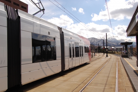 A Utah Transit Authority TRAX light-rail train waits at a station. New research from NITC and the University of Utah shows a drop in traffic on an existing corridor after the opening of a light-rail line.
