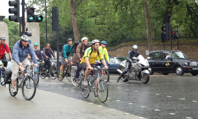 Cyclists_at_Hyde_Park_corner_roundabout_in_London.jpg